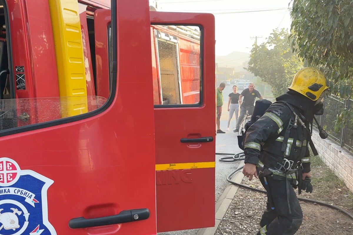 GORI VIŠE SPLAVOVA, DRAMA NA ADI CIGANLIJI: Ogroman broj vatrogasaca na terenu