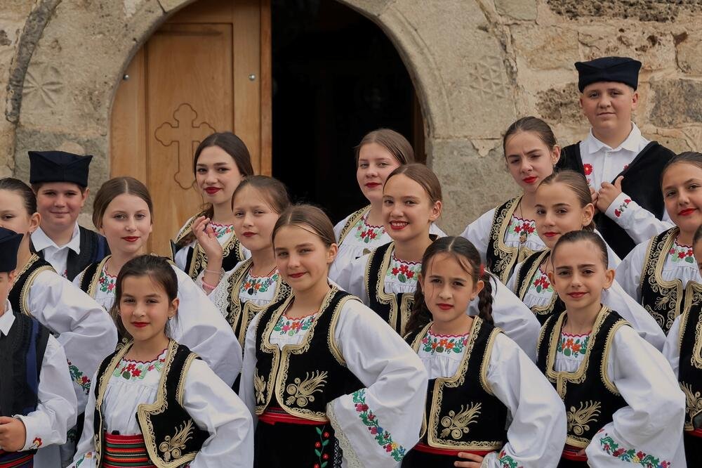 Gujon: Nove folklorne nošnje za decu u srpskim enklavama na Kosovu i Metohiji