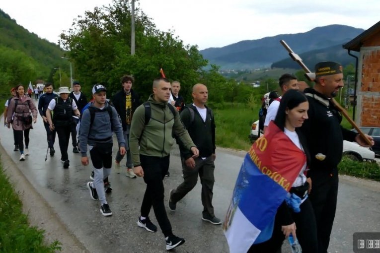 HODOČASNICI IZ RUDA KRENULI NA MOLITVENI PUT DO SVETINJE! Peške u Ostrog za mrtvog druga!