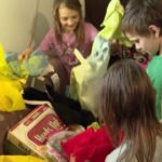 HUMANITARNI KARAVAN SE NASTAVLJA! Željko Mitrović u rodnim Lučanima obradovao porodicu Alempijević sa šestoro dece!