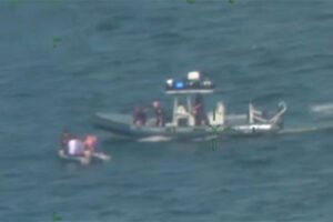 I NIJE NEKI SPAS: Putnika izvukli iz vode nakon što se mali avion srušio, a onda su mu zbog ovoga STAVILI LISICE NA RUKE!