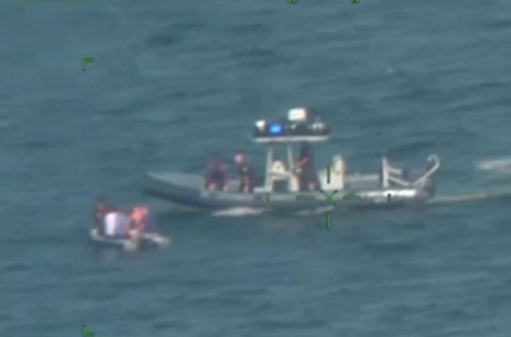 I NIJE NEKI SPAS: Putnika izvukli iz vode nakon što se mali avion srušio, a onda su mu zbog ovoga STAVILI LISICE NA RUKE!