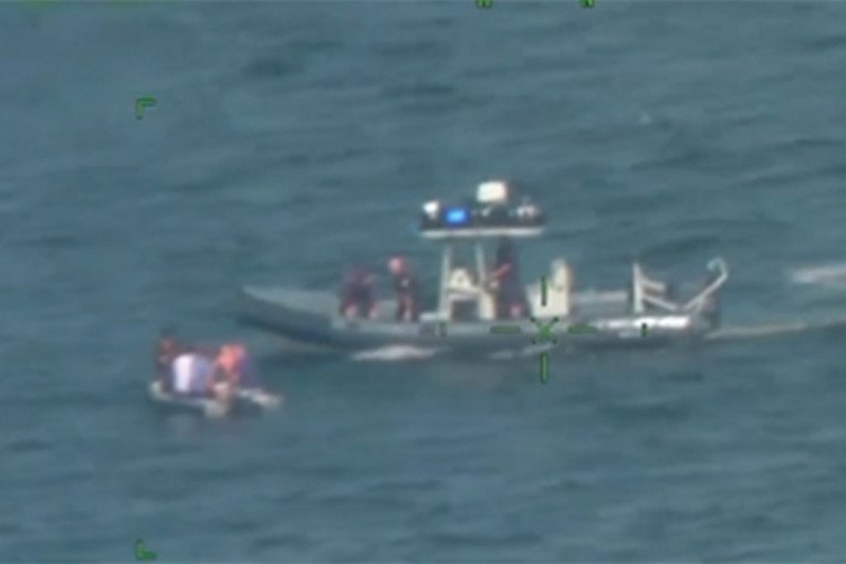 I NIJE NEKI SPAS: Putnika izvukli iz vode nakon što se mali avion srušio, a onda su mu zbog ovoga STAVILI LISICE NA RUKE!