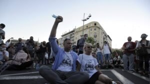 Je l' i ovo za ćaleta? Pojavio se novi šok snimak blokadera: Petar Đurić ponovo šmrče kokain?
