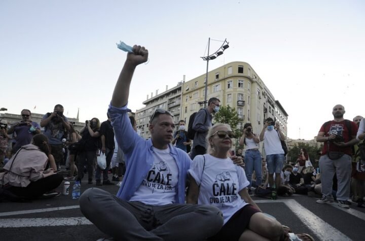 Je l' i ovo za ćaleta? Pojavio se novi šok snimak blokadera: Petar Đurić ponovo šmrče kokain?