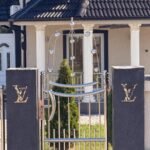 "LUJ VITON" KUĆA ATRAKCIJA U JEDNOM NASELJU KOD LAJKOVCA! Gastarbajter odlučio da porodičnu kuću ukrasi u jedinstvenom stilu!