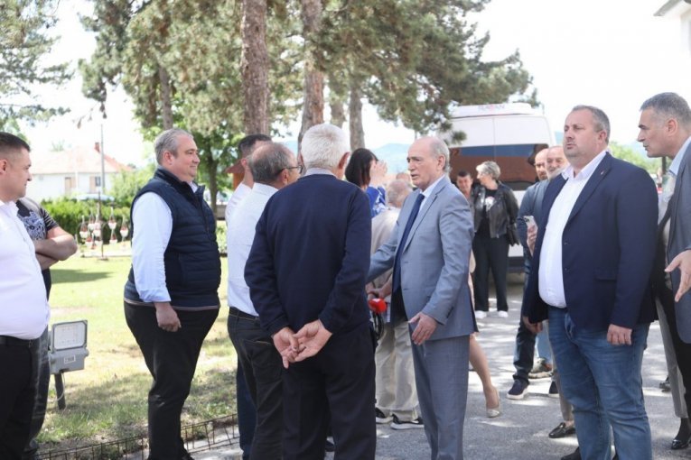 MINISTAR MILAN KRKOBABIĆ U POSETI ŠUMADIJSKOM MESTU CEROVAC KOD KRAGUJEVCA! I reči i dela za spas sela