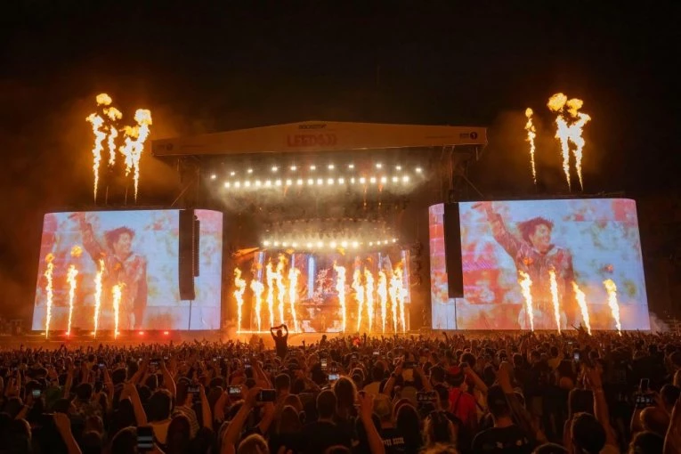 MOMENTALNO PREKINUT KONCERT KOJI SE DUGO ČEKAO! Pevač zadobio POTRES MOZGA, fan ga TELEFONOM POGODIO U GLAVU!