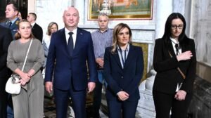 Ministarka Đurđević Stamenkovski sa sinovima na Spasovdanskoj litiji: Majko Božija, carice nebeska, sačuvaj i blagoslovi svu decu, pa naposletku i moj