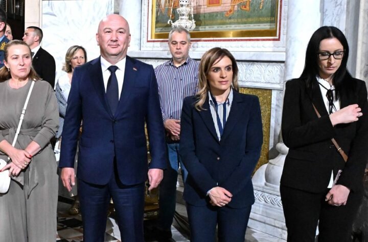 Ministarka Đurđević Stamenkovski sa sinovima na Spasovdanskoj litiji: Majko Božija, carice nebeska, sačuvaj i blagoslovi svu decu, pa naposletku i moj