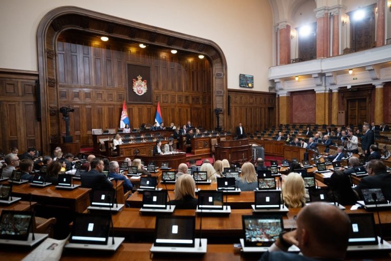 NASTAVLJA SE SEDNICA SKUPŠTINE SRBIJE! Poslanici i danas raspravljaju o izmenama seta izbornih zakona!