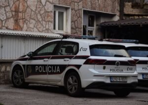 NOVE KAZNE ŠOKIRALE VOZAČE: Za telefon za volanom i pojas paprene sankcije - ZA PROLAZAK KROZ CRVENO VIŠE PUTA I DO 180.000 DINARA KAZNE!
