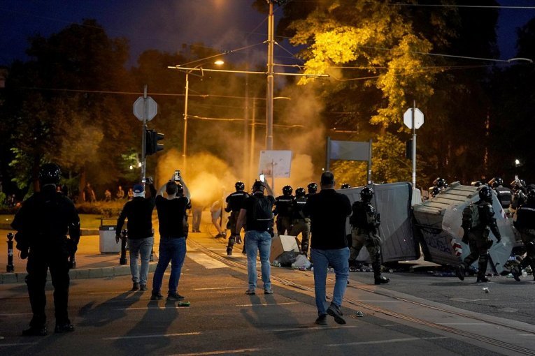 NOVO HAPŠENJE ZBOG DIVLJANJA NA BLOKADAMA! Uhapšen muškarac zbog haosa na Slaviji!