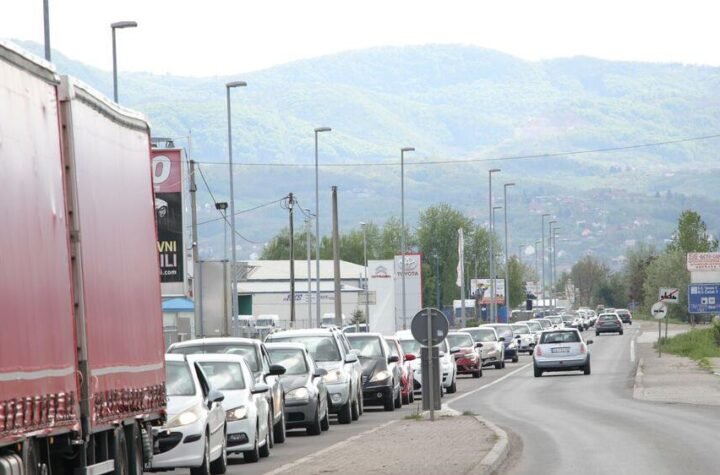 Na graničnim prelazima Batrovci i Šid teretna vozila čekaju tri sata na izlazu