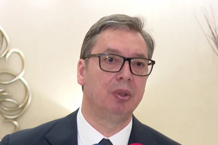 OBRAĆA SE VUČIĆ: Predsednik Srbije o skupu ispred Palate Albanije - evo kada se skida bilbord!