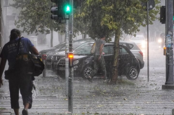 OPŠTI HAOS U BEOGRADU: Prestonica na udaru oluje, CRNI OBLACI SE NADVILI NAD GRADOM! Ljudi se razbežali sa ulica