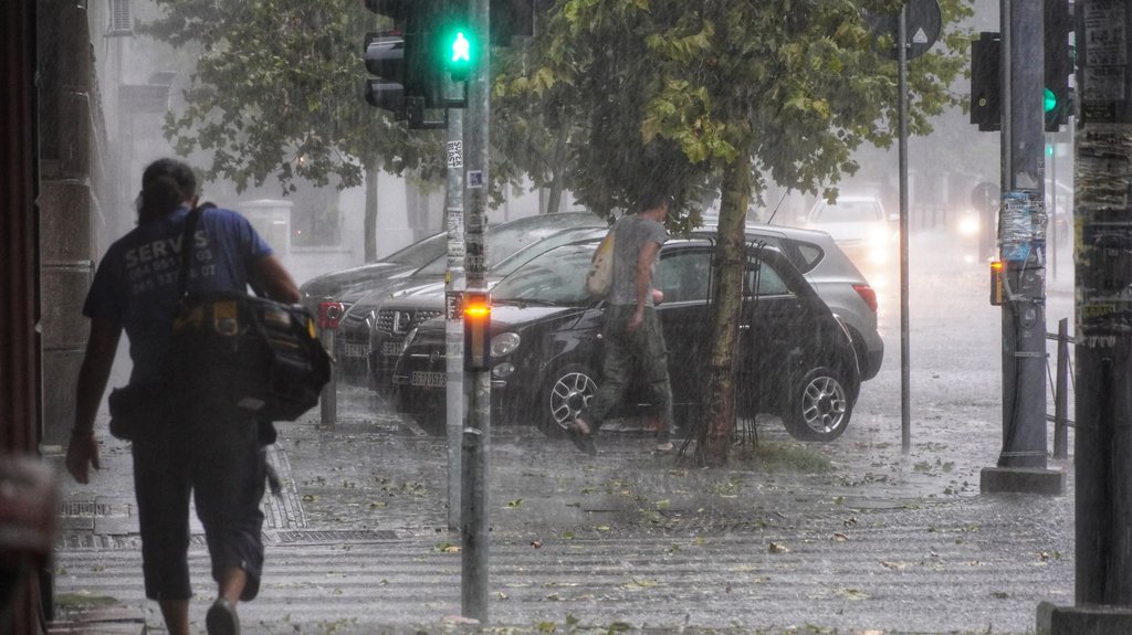 OPŠTI HAOS U BEOGRADU: Prestonica na udaru oluje, CRNI OBLACI SE NADVILI NAD GRADOM! Ljudi se razbežali sa ulica