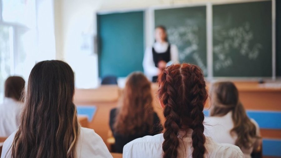 OVAJ GRAD U SRBIJI ĐACIMA DAJE 10.000 DINARA: Isplata već u junu, evo ko može da se prijavi!