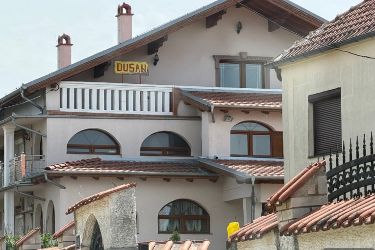OVO SELO U SRBIJI VIŠE LIČI NA MONTE KARLO! Vile spolja odišu luksuzom, a unutra je još veće bogatstvo - tajna je u ovome! (FOTO)
