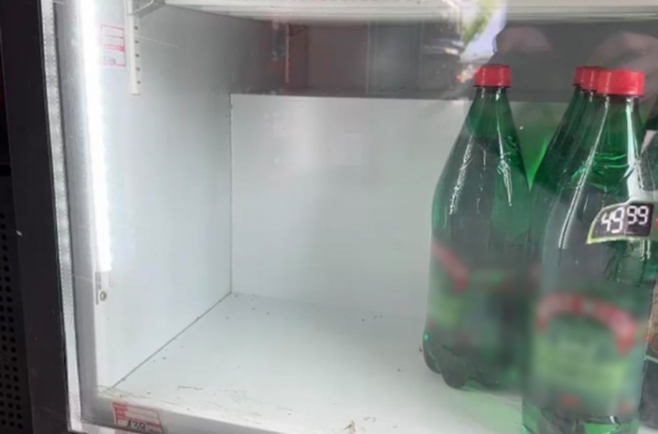 PANIKA U ČAČKU! Građani razgrabili pakete vode - rafovi u prodavnicama prazni! (FOTO)