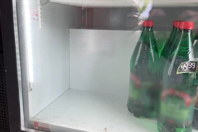PANIKA U ČAČKU! Građani razgrabili pakete vode - rafovi u prodavnicama prazni! (FOTO)