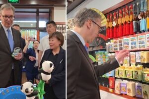 "POSEBNA USPOMENA NA OVU POSETU" Vučić: Ugrabio sam trenutak da kupim neku sitnicu za Danila, Milicu i Vukana (FOTO)
