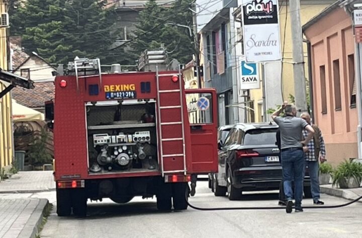POŽAR U CENTRU ČAČKA: Vatra izbila na stambeno-poslovnom objektu, saobraćaj obustavljen