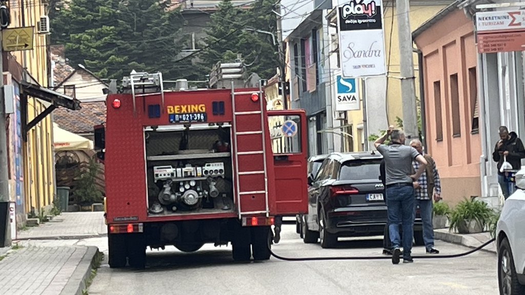 POŽAR U CENTRU ČAČKA: Vatra izbila na stambeno-poslovnom objektu, saobraćaj obustavljen