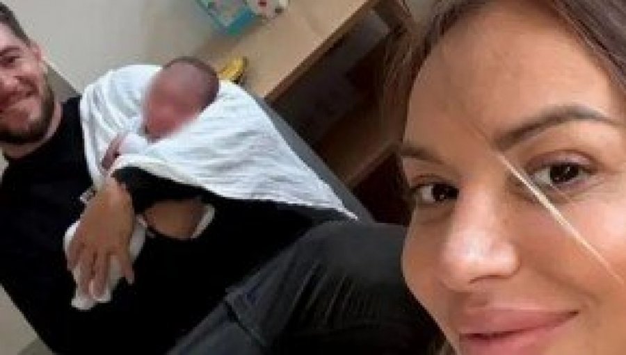 PRVA FOTOGRAFIJA JOCE STEFANOVIĆA SA SINOM! Emotivna scena u porodilištu, pevač NE ISPUSTA BEBICU IZ NARUČJA! (FOTO)