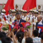 PUTIN DOČEKAN TOPOVSKOM VATROM! "Odnosi Rusije i Kine dostigli neviđeni nivo"  - POGLEDAJTE SPEKTAKULARAN DOČEK! (FOTO)