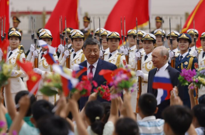 PUTIN DOČEKAN TOPOVSKOM VATROM! "Odnosi Rusije i Kine dostigli neviđeni nivo"  - POGLEDAJTE SPEKTAKULARAN DOČEK! (FOTO)