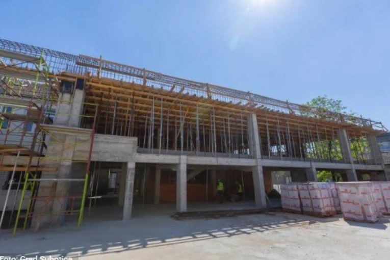 SJAJNE VESTI! Država ulaže 295 miliona dinara: Gradonačelnik Bakić i ministar Glišić obišli radove u subotičkoj OŠ "Đuro Salaj"! (FOTO)