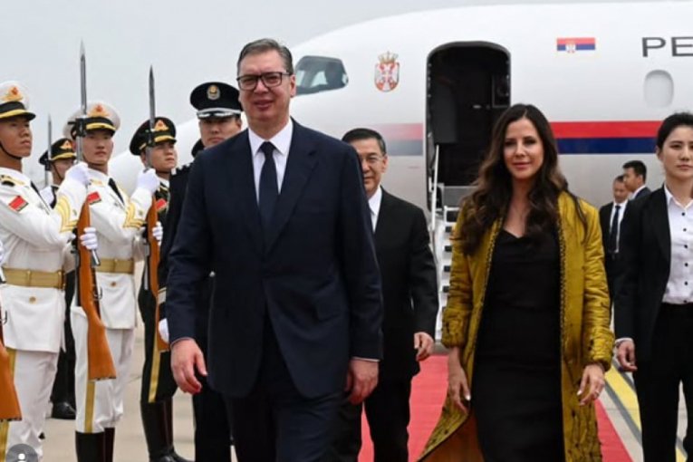 "SLETEO SAM U PEKING SA OSEĆAJEM VELIKE ODGOVORNOSTI" Oglasio se predsednik Vučić: Imaću priliku da razgovaram sa predsednikom Si Đinpingom, iskrenim prijateljem Srbije! (FOTO)