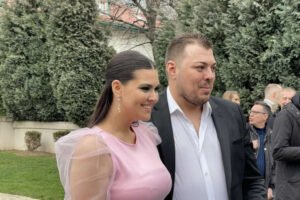SLOBA VASIĆ NAPUSTIO PSIHIJATRIJU, EVO KAKVOG SU GA DOČEKALE SUPRUGA I ĆERKICA! Pevač priznao ŠTA SE ZAPRAVO DESILO na letu za Cirih!