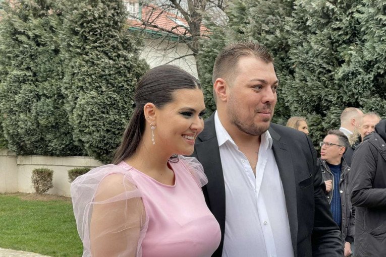 SLOBA VASIĆ NAPUSTIO PSIHIJATRIJU, EVO KAKVOG SU GA DOČEKALE SUPRUGA I ĆERKICA! Pevač priznao ŠTA SE ZAPRAVO DESILO na letu za Cirih!
