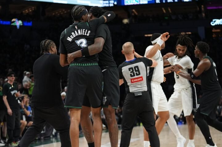 SUDIJA HTEO DA BIJE TRENERA! Nadrealne scene obilaze planetu! Čuveni NBA arbitar krenuo u sukob, košarkaši sprečili veliki incident