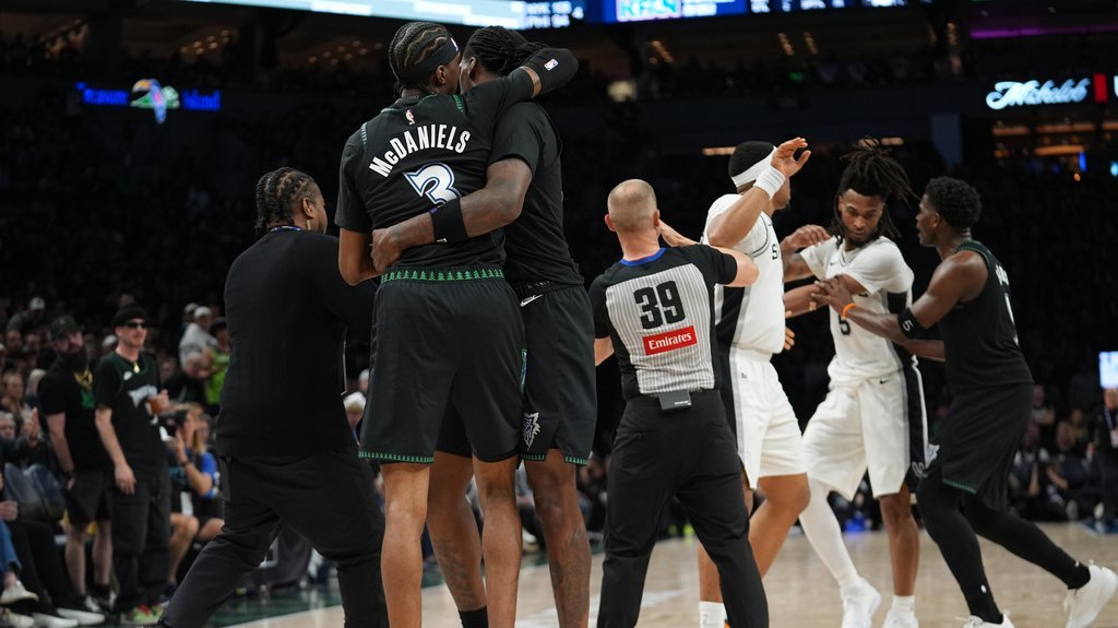 SUDIJA HTEO DA BIJE TRENERA! Nadrealne scene obilaze planetu! Čuveni NBA arbitar krenuo u sukob, košarkaši sprečili veliki incident