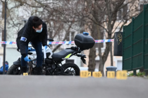 TINEJDŽER (16) UŠAO U 3 UJUTRU KRVAVIH RUKU U POLICIJSKU STANICU! Šokirao sve kad je progovorio: "Ubio sam majku i brata!"