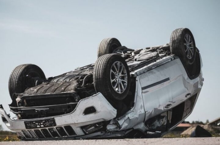 TINEJDŽER TEŠKO POVREĐEN! Jeziva nesreća u Kaću: Automobil završio na krovu! (FOTO)