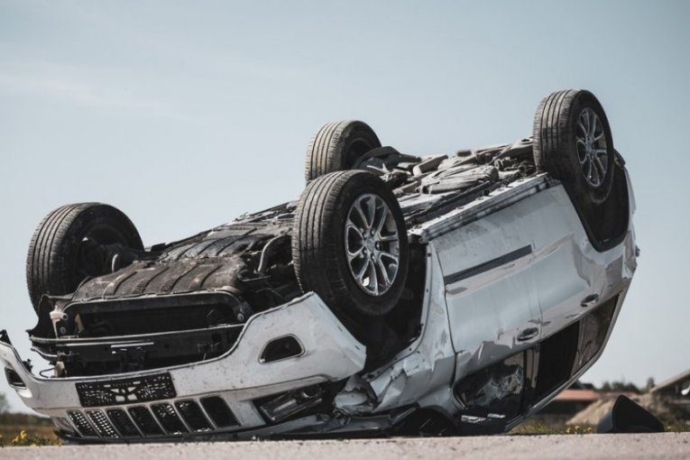 TINEJDŽER TEŠKO POVREĐEN! Jeziva nesreća u Kaću: Automobil završio na krovu! (FOTO)