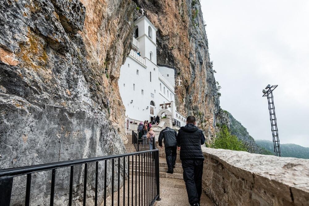 U manastir Ostrog NE POMIŠLJAJTE DA POĐETE OVAKO OBUČENI: Ako ste žensko, obavezno ponesite JEDNU STVAR