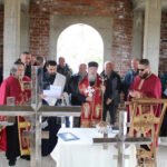 VELIKI DAN ZA VERNI NAROD MILEŠEVSKOG KRAJA: Mitropolit Atanasije osveštao krstove i zvono za novi hram kod Prijepolja (FOTO)