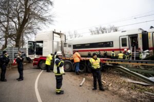VOZ NALETEO NA KAMION NA PRUŽNOM PRELAZI, PA ISKOČIO IZ ŠINA! Ima mrtvih!