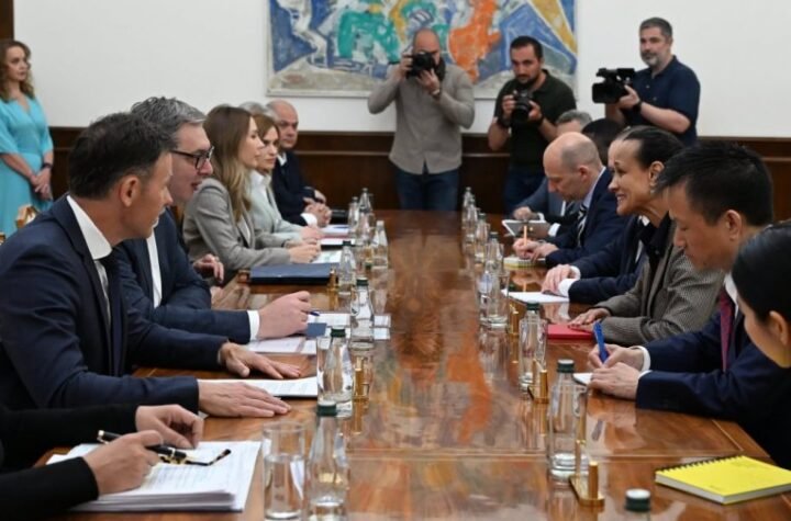 VUČIĆ NAKON SASTANKA SA MMF: "Istakao sam da Srbija, uprkos rastućoj globalnoj neizvesnosti, uspeva da održi dobru fiskalnu poziciju!" (FOTO)