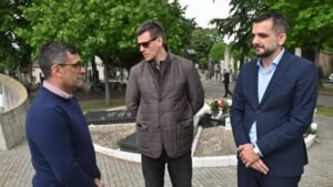 Veliki gest FSS: Paunović i važni ljudi iz sveta fudbala obišli grob Miljana MIljanića, sećanja ne blede