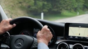 ZABLUDA KOJA MOŽE DA VAS SKUPO KOŠTA! Srbi masovno rade OVO dok voze jer misle da štede, a zapravo uništavaju automobil!