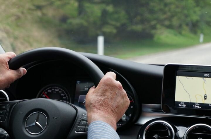 ZABLUDA KOJA MOŽE DA VAS SKUPO KOŠTA! Srbi masovno rade OVO dok voze jer misle da štede, a zapravo uništavaju automobil!