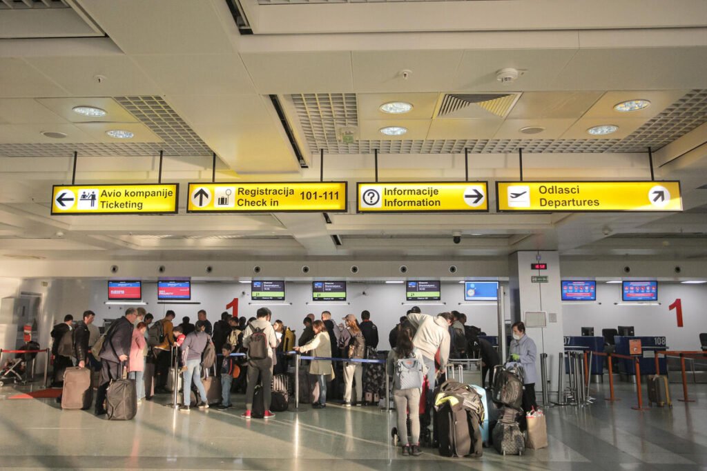 Zaplena na aerodromu Nikola Tesla: Pogledajte šta su službenici pronašli u ručnom prtljagu putnika sa Kube! (FOTO)