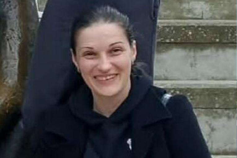 AKO VIDITE OVU ŽENU, OBAVEZNO POZOVITE POLICIJU! Upućen apel za pomoć!