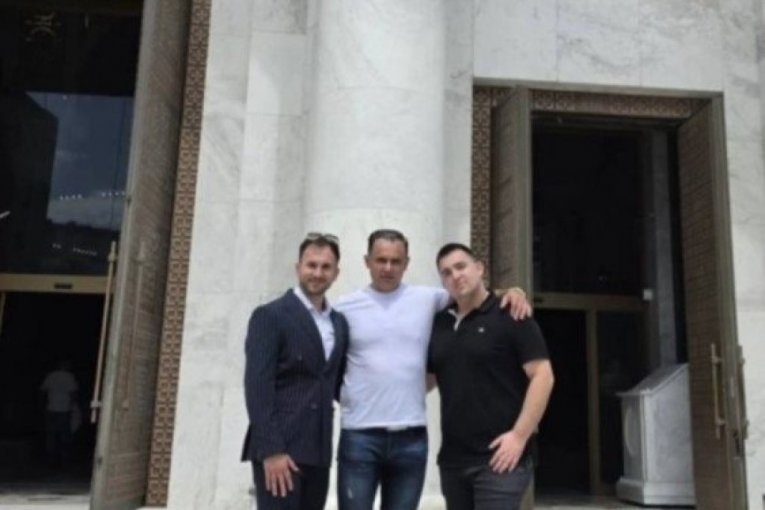 BIVŠI DEČKO JOVANE JEREMIĆ LJUBI OVU LEPOTICU! Sa novom devojkom i porodicom posetio NAJVEĆU SVETINJU! (FOTO)